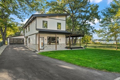 ABSOLUTELY STUNNING! GORGEOUS lake-house showcasing stunning - photo 1