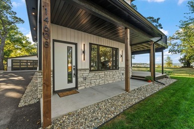 ABSOLUTELY STUNNING! GORGEOUS lake-house showcasing stunning - photo 4
