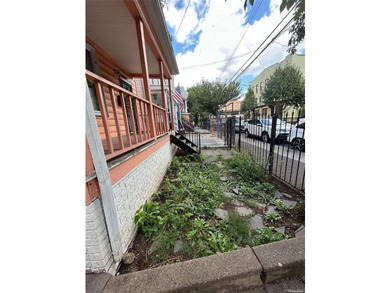 Fantastic opportunity to turn this unique multifamily lot with 2 - photo 2