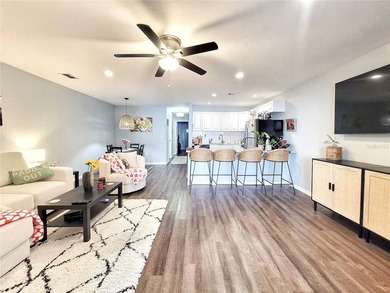 Beautifully UPDATED 1 bedroom / 1 bathroom ground-floor condo in - photo 2