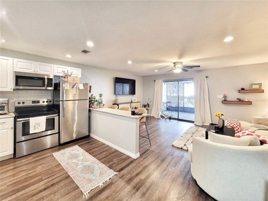 Beautifully UPDATED 1 bedroom / 1 bathroom ground-floor condo in - photo 3