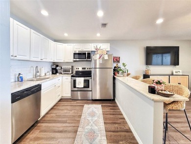 Beautifully UPDATED 1 bedroom / 1 bathroom ground-floor condo in - photo 4