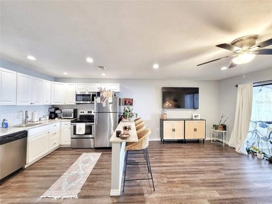 Beautifully UPDATED 1 bedroom / 1 bathroom ground-floor condo in - photo 5