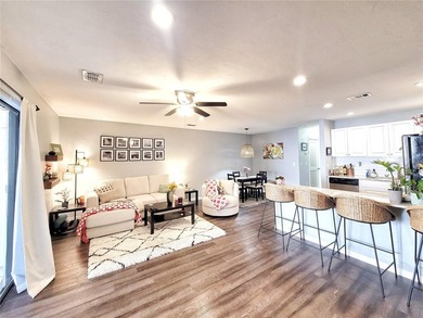 Beautifully UPDATED 1 bedroom / 1 bathroom ground-floor condo in - photo 8