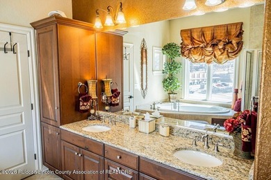 Beautiful 3-bedroom, 3.5 bath penthouse condo featuring - photo 44