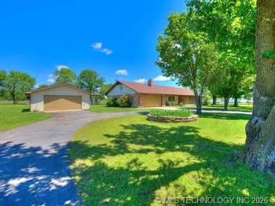1 Mile from Belle Starr Marina! This 3-bedroom, 2-bath home - photo 2
