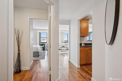 Stunning city-view residence at Daniel Burnham Court offering - photo 4