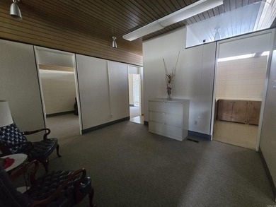 This mid-century modern building offers a distinctive space - photo 12