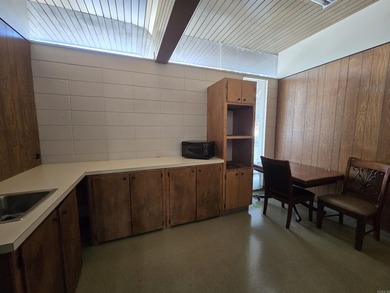 This mid-century modern building offers a distinctive space - photo 14