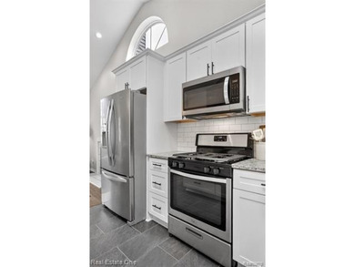 Lake Thompson access, a newly renovated kitchen, light-filled - photo 11