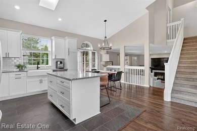 Lake Thompson access, a newly renovated kitchen, light-filled - photo 15