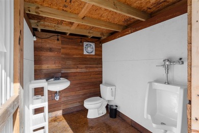 Impeccable 10-Acre *High-and-Dry* Estate: A Masterpiece of - photo 43