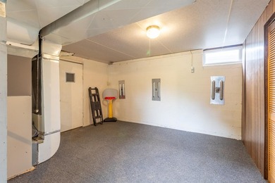 Move-in ready with numerous recent updates, this well-maintained - photo 17