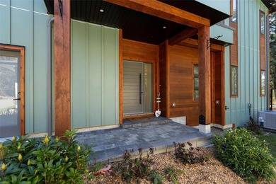 Custom-built in 2021, this West Coast Scandinavian contemporary - photo 3