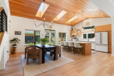 Custom-built in 2021, this West Coast Scandinavian contemporary - photo 8
