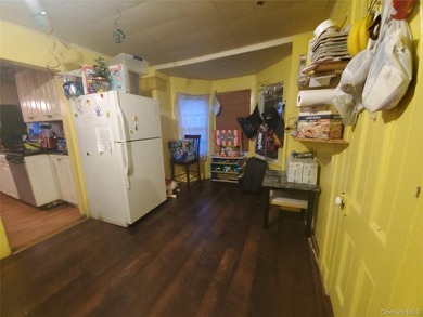 Calling all Investors! 2 Family Home with great rental income - photo 4