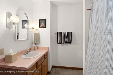 Come home to this beautifully maintained, furnished split-level - photo 12