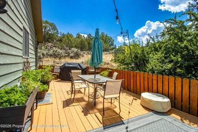 Come home to this beautifully maintained, furnished split-level - photo 16
