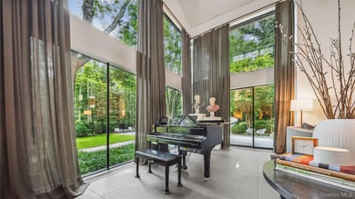 Welcome to a sanctuary in North Hills - a one-of-a-kind Frank - photo 9