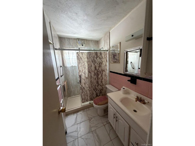 Beautiful well maintained home, with hardwood floors throughout - photo 12