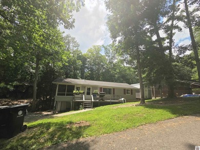 This quaint 2 bedroom 1 bath is the perfect starter home or lake - photo 2