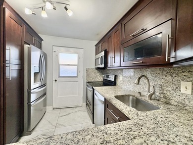 Live in the heart of Boca Raton in this spacious 2-bedroom - photo 1