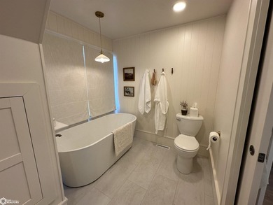 Beautiful move-in-ready property that blends timeless character - photo 11