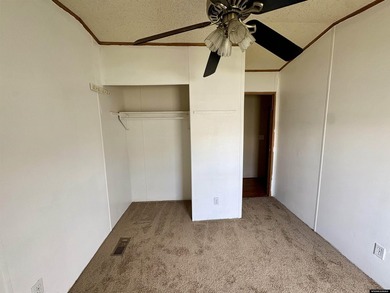Welcome to this spacious 3-bedroom, 2-bathroom manufactured home - photo 12