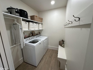 Beautiful move-in-ready property that blends timeless character - photo 12