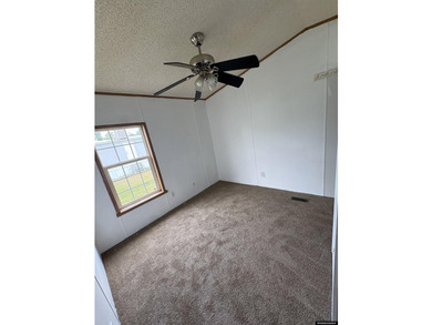 Welcome to this spacious 3-bedroom, 2-bathroom manufactured home - photo 13