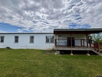 Welcome to this spacious 3-bedroom, 2-bathroom manufactured home - photo 17