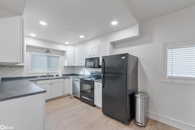 Beautiful move-in-ready property that blends timeless character - photo 22