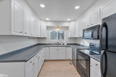 Beautiful move-in-ready property that blends timeless character - photo 23