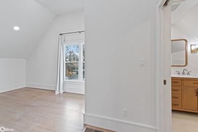 Beautiful move-in-ready property that blends timeless character - photo 27