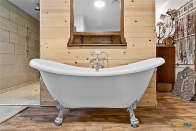 Handicap-accessible barndominium on 5 fully fenced acres with