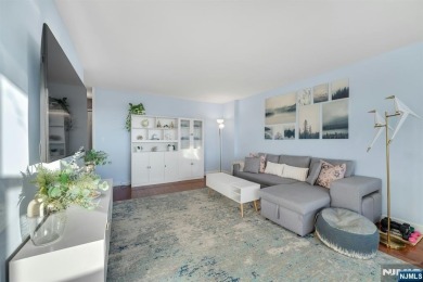 Live above it all in this 21st-floor corner residence with