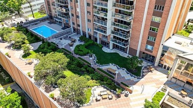 Wow, the view is spectacular! This North facing 2 bed, 2 bath - photo 26