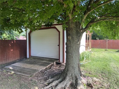 Move-in-ready 3BR-2BA brick and vinyl home with 2,216 SQFT on 0 - photo 27