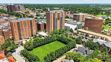 Wow, the view is spectacular! This North facing 2 bed, 2 bath - photo 28