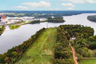 Gently sloping and beautifully positioned along the lake, this - photo 3