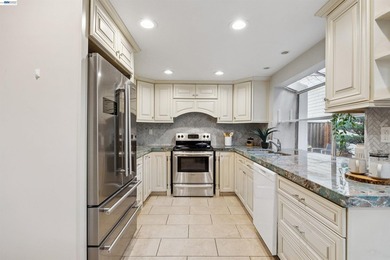 Elegant and inviting Bay Isle Pt. residence offering 3 bedrooms - photo 8