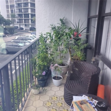 Motivated seller. Nice 1 Bedroom / 1.5 Bath condo in Three