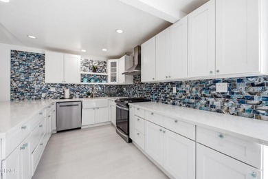 Beautifully Renovated End Unit Home in the Heart of Ventura! - photo 4