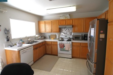 Spacious home on quiet court built in 2000. Lots of common space - photo 3