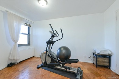 Spacious 2Bedroom, 1-Bathroom Co-op located in a luxurious - photo 12