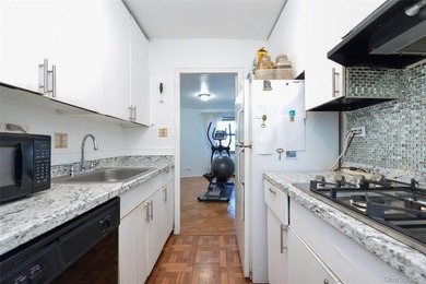 Spacious 2Bedroom, 1-Bathroom Co-op located in a luxurious - photo 13