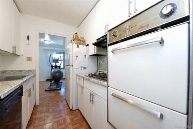 Spacious 2Bedroom, 1-Bathroom Co-op located in a luxurious - photo 14