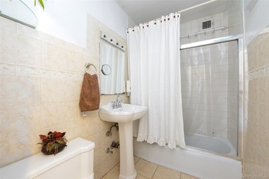 Spacious 2Bedroom, 1-Bathroom Co-op located in a luxurious - photo 15