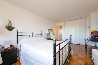 Spacious 2Bedroom, 1-Bathroom Co-op located in a luxurious - photo 17