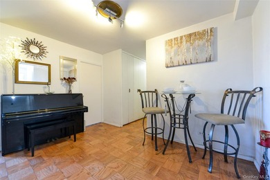 Spacious 2Bedroom, 1-Bathroom Co-op located in a luxurious - photo 19